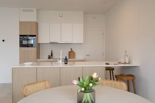 Ruime en lichtrijke leefruimtes, 3 volwaardige slaapkamers en een private tuin maken van deze volledig afgewerkte modelwoning in Eilandpark de ideale gezinswoning. Dankzij de doordachte indeling wordt elke vierkante meter optimaal benut.<br /><br />De woning beschikt bovendien over een praktische extra bergruimte met rechtstreekse toegang via de straat, ideaal voor het veilig stallen van fietsen of het eenvoudig uitladen van de wagen.<br /><br />Op vlak van energie en comfort scoort deze woning bijzonder hoog:
<ul>
	<li>Warmtepomp</li>
	<li>Zonnepanelen</li>
	<li>Vloerverwarming</li>
	<li>BEN-woning (E10)</li>
	<li>Lage energiekosten</li>
	<li>5 jaar aanzienlijke vermindering op de onroerende voorheffing</li>
</ul>
Je woont hier in een rustige en groene omgeving, op wandelafstand van de markt van Sint-Lievens-Houtem en vlak naast het vernieuwde Eilandbos.<br /><br />Deze woning wordt aangeboden als volledig afgewerkte modelwoning, waardoor je meteen een perfect beeld krijgt van de mogelijkheden en afwerking.<br /><br />Ontdek nu het aanbod op www.eilandpark.be en plan je bezoek aan de woning