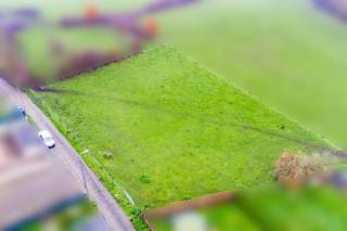 Situé dans le charmant village d'Ambresin (entité de Wasseiges), ce terrain d’environ 33 ares bénéficie d'une localisation idéale au cœur du « triangle autoroutier » formé par la E411, la E42 et la E40, garantissant un accès rapide vers Liège, Namur et Bruxelles.<br />Dans un environnement calme et verdoyant, cette parcelle propose une largeur de 54 mètres et une profondeur d’environ 46 mètres, offrant une belle surface de construction. Le terrain, à relief plat, permet de nombreux projets, notamment une construction contemporaine sur pilotis afin d’exploiter pleinement son cadre champêtre.<br />Équipements disponibles à rue, terrain libre de constructeur, cadre paisible et sans lotissement.<br />Une belle opportunité à découvrir ! <br />Vente sous réserve d'acceptation du propriétaire. <br /><br />Pour recevoir d’autres opportunités en exclusivité, nous vous invitons à nous contacter directement. Nous sommes disponibles pour vous accompagner dans votre recherche d’achat ou d’investissement ainsi que dans votre projet de vente. *** Évaluation gratuite et sans engagement ***