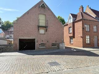 Vlot bereikbare staanplaats te koop in afgesloten complex te centrum Brugge, vlakbij station en 'T Zand.