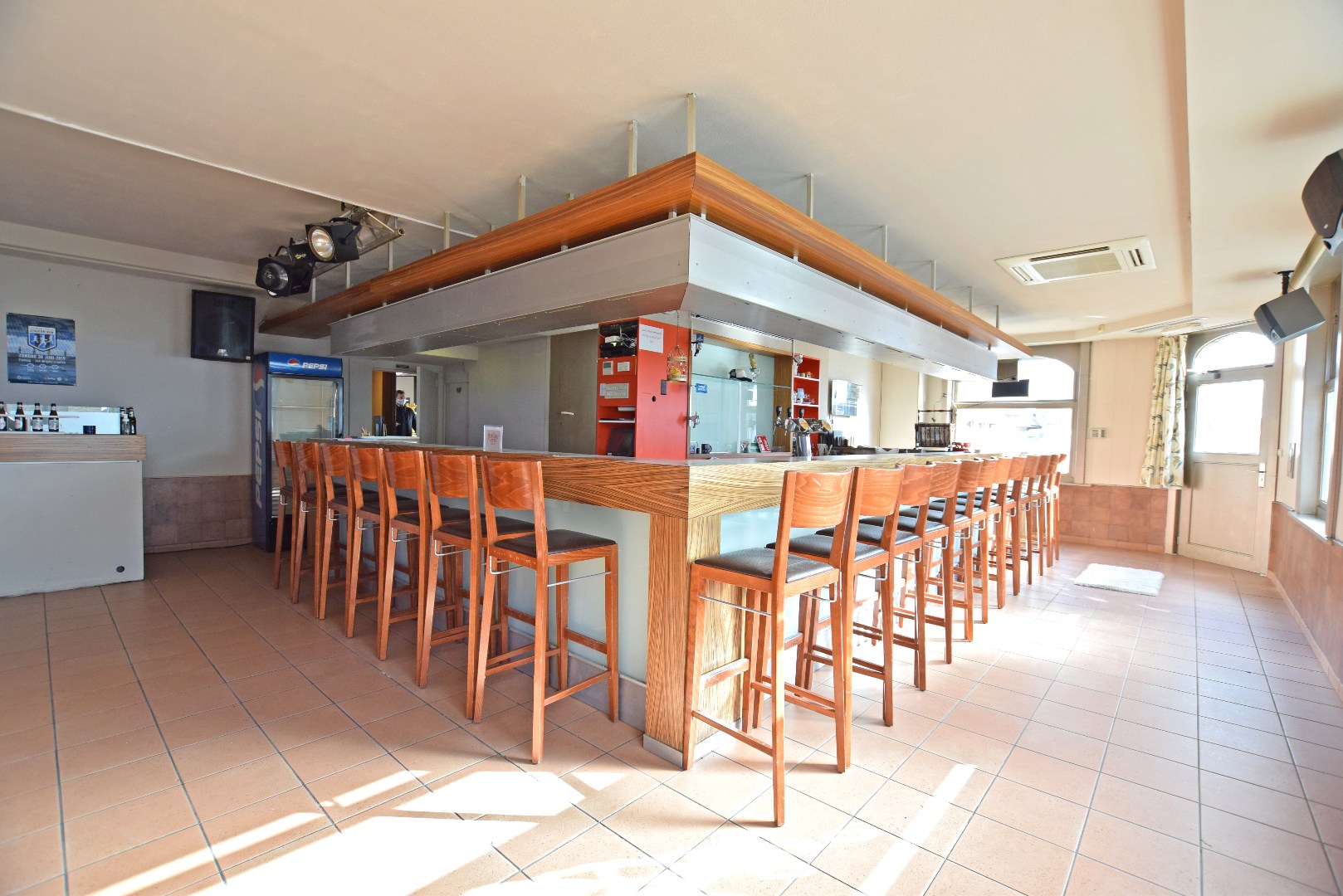 Uniek hoekpand met handelsruimte en woonst te Beerst (Diksmuide) op 470 m². - foto 2