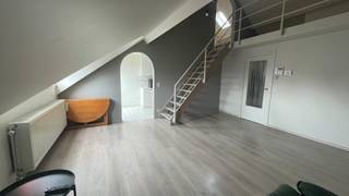 Dit comfortabel en lichtrijk dakappartement ligt op 2 minuten wandelen van het station met het stadscentrum vlakbij.<br /><br />In de gemeenschappelijke hal is er voldoende ruimte om fietsen te stallen. De trappenhal leidt u naar het bovenste verdiep dat u volledig voor uzelf hebt.<br /><br />De leefruimte is een gezellige open ruimte dat door het hoge plafond een ruim gevoel geeft. Boven de woonkamer is er een tweedelige mezzanine die ingericht kan worden als extra slaapkamer, bureau, hobbyruimte en/of extra zithoek.<br /><br />De keuken is uitgerust met oven, kookplaat, dampkap en aansluiting voor wasmachine en droogkast.<br /><br />De badkamer beschikt over een lavabo, toilet en ligbad met douchekop.<br /><br />Achteraan vindt u de grote slaapkamer.<br /><br />Dit appartement is ideaal voor alleenstaanden, eerste woning, jong koppel of investeerders. Boek je afspraak telefonisch of via mail.