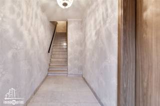 Deze mooie bel-étagewoning biedt verrassend veel ruimte en potentieel. Met een bewoonbare oppervlakte van 134 m², verdeeld over drie woonverdiepingen, geniet je hier van een praktische en comfortabele indeling. De woning beschikt over twee ruime slaapkamers, een badkamer en een volledig geïnstalleerde keuken. De leefruimte is bijzonder aangenaam dankzij de overvloedige lichtinval en het open gevoel.Op het gelijkvloers bevindt zich een inpandige garage, aangevuld met extra bergruimte. Achteraan ligt een leuke tuin waar je in alle rust kan genieten. De woning is gebouwd met een zeer stevige structuur en vormt een ideale basis om verder naar eigen smaak op te frissen of te moderniseren.Gelegen in een rustige omgeving, maar toch vlakbij belangrijke invalswegen, biedt deze bel-étagewoning een uitstekende combinatie van bereikbaarheid en wooncomfort. Een woning met veel potentieel voor wie op zoek is naar een solide, ruime én goed gelegen thuis.