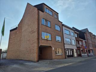 Ruim appartement te huur op de eerste verdieping, bereikbaar via een trap. Het appartement is praktisch ingedeeld en ideaal voor wie comfortabel...