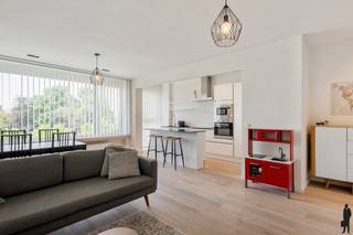 Prachtig gerenoveerd twee slaapkamer appartement (ca. 100 m²) gelegen aan dé toekomstige hotspot van Antwerpen! Nabij openbaar vervoer, de oude binnenstad, het MAS, winkels e.d. Indeling: We komen het appartement binnen in een ruime inkomhal met apart gastentoilet. Aan de voorzijde van het appartement vinden we de leefruimte op eiken parket met volledig geïnstalleerde open keuken (koelkast, vaatwasser, oven, dampkap, keramische kookplaat). Verder werd er een technische berging voorzien met aansluiting voor was- en droogmachine. Aan de achterzijde bevinden zich de slaapkamers (8m² en 16m²). Beide hebben toegang tot het terras en de hoofdslaapkamer is voorzien van een open dressing. Tot slot hebben we de luxueuze badkamer met grote inloopdouche! Bijzonderheden: AK ca. €250/maand. (reservefonds, blokpolis, verwarming en water van het appartement, onderhoud en verbruik gemeenschappelijke delen en lift) Volgende zaken werden reeds vernieuwd in het gebouw: Lift, CV-installatie op gas, videofonie, inkomdeur van het gebouw en het dak. EPC: 250 kWh/m².