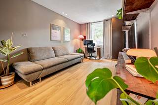 STIJLVOL INGERICHTE SPECIALE STARTERSWONING MET MODERNE ARCHITECTURALE TOETSEN EN VEEL LICHTINVAL Schitterende ligging voortuin voor 2 wagens,...