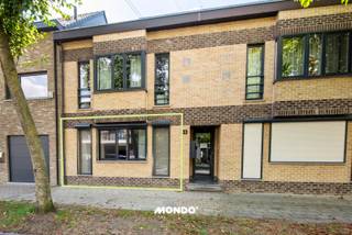 Dit aangename gelijkvloers appartement is gunstig gelegen in een residentiële omgeving, met een vlotte bereikbaarheid en diverse handelszaken, scholen, openbaar vervoer en dagelijkse voorzieningen in de nabije omgeving. Dankzij de goede verbindingen met de belangrijkste invalswegen zijn ook Antwerpen en de omliggende gemeenten vlot bereikbaar.<br /><br />Het appartement bevindt zich in een kleinschalig gebouw en beschikt over een bewoonbare oppervlakte van ca. 82 m². Via de inkomhal is er enerzijds toegang tot de woonkamer met open keuken. Aan de andere zijde bevinden zich een apart toilet, praktische berging/wasplaats, badkamer en twee volwaardige slaapkamers.<br /><br />Een belangrijke troef is het ruime terras van ca. 32 m² (met achteruitgang voor bijvoorbeeld een fiets), aangevuld met een privatieve kelderberging en autostaanplaats.<br /><br />Het gelijkvloerse karakter, het kleinschalig gebouw en de praktische indeling maken het appartement zowel geschikt voor eigen bewoning als interessant als investering.<br /><br />Meer info of een bezoek? <br />Contacteer Gino Haeck<br />gino@mondovastgoed.be<br />0491/10.27.33