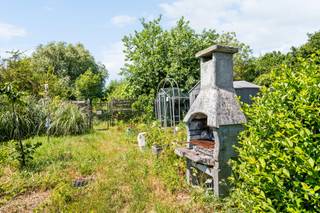 <p>Volledig gerenoveerde woning – Modern comfort en uitstekende energieprestaties<br /><br />Gelegen in een bijzonder gegeerde straat in Luingne, wacht deze charmante woning, volledig gerenoveerd met kwalitatieve materialen, op haar nieuwe eigenaars. Hier zijn geen werken meer nodig: u hoeft enkel uw meubels te plaatsen en meteen te genieten van het comfort van een recente renovatie.<br /><br />Bij het binnenkomen ontdekt u een uitnodigende inkomhal die leidt naar een ruime en lichtrijke leefruimte met open indeling en een grote, volledig uitgeruste keuken met eethoek. Op het gelijkvloers bevinden zich eveneens een moderne badkamer met bad en douche, een apart toilet, een kelder en een polyvalente ruimte die perfect kan dienen als bureau, thuiswerkruimte of speelkamer.<br /><br />Op de eerste verdieping geeft de nachthal toegang tot twee mooie slaapkamers met aangename volumes.<br /><br />Op de tweede verdieping werd de zolder volledig ingericht als een ruime extra slaapkamer.<br /><br />Buiten geniet u van een aangenaam terras en een volledig omheinde, ideaal georiënteerde tuin, perfect om te ontspannen met familie en vrienden.<br /><br />Troeven die het verschil maken:<br /><br />* Recente en kwalitatieve renovatie<br />* Uitstekende energieprestaties<br />* Zonnepanelen<br />* Warmtepomp<br />* Recent vernieuwd dak<br />* Recent vernieuwd plat dak<br />* Recente ramen<br />* Gegeerde en rustige ligging<br /><br />Een unieke kans voor wie op zoek is naar comfort, moderniteit en rust. Een bezoek is absoluut de moeite waard!</p>