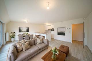 Cherchez-vous un appartement élégant et spacieux près du centre-ville d'Oudenburg ? Alors, ce magnifique appartement en duplex, construit en 2016,...