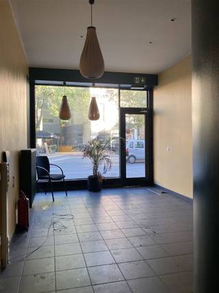 Bâtiment au-dessus de THE CROWN.Immeuble de rapport boutique + 2 appartements, jardin.Idéalement situé sur un espace ouvert avec LA...