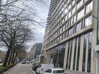 Prachtig kantoorgebouw, ideaal gelegen op de prestigieuze Louizalaan.<br />Talrijke winkels, faciliteiten en restaurants in de onmiddellijke omgeving en gemakkelijk bereikbaar met het openbaar vervoer. <br />Overdekte parkeerplaats beschikbaar: 2.000 €/plaats/jaar.<br />Archief beschikbaar: prijs op aanvraag.