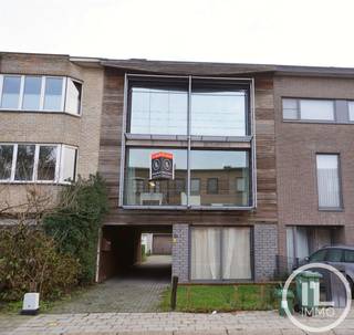 Wij vragen u vriendelijk NIET te bellen, maar u uitsluitend aan te melden via deze portaalsite of via e-mail met vermelding van referentie Ref. Turnhout 650. Wij ontvangen steeds zeer veel kandidaturen en kunnen de aanvragen anders niet met de nodige zorg behandelen.

Dit verzorgd appartement met gunstige ligging bevindt zich nabij scholen, winkels en het centrum van Turnhout. Het appartement beschikt over een ruime leefruimte met grote glaspartijen en een open keuken, een badkamer, twee slaapkamers waarvan één is voorzien van ingebouwde kasten, en een ruime berging met aansluiting voor wasmachine en droogmachine. Smal terrasje vooraan, mooi terras achteraan.  Bij het appartement horen een garagebox en een bijkomende autostaanplaats. Er zijn geen gemeenschappelijke kosten.