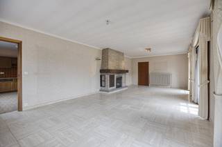 Ce bungalow spacieux (construit en 1978) est à vendre à l'angle de la Westhoeklaan et de la L. Maskenslaan à La Panne. Situé sur un terrain de pas moins de 709 m². Un avantage supplémentaire est l'ensemble du sous-sol et du grenier qui couvrent toute la surface de la maison, ce qui offre des options supplémentaires pour le stockage ou l'agrandissement.MISE EN PAGE :> Rez-de-chaussée :- Hall d'entrée spacieux avec toilettes séparées pour les invités ;- Espace de vie lumineux ;- Cuisine avec accès au jardin ;- Trois chambres complètes ;- Local de rangement pratique avec raccordement pour machine à laver et sèche-linge ;- Salle de bain avec baignoire, lavabo et toilettes ;> Étage mansardé : - Grenier spacieux sur toute la surface de la maison, avec toit isolé ;> Sous-sol : - Sous-sol complet avec portail automatique ;GÉNÉRAL :- Jardin autour de toute la maison ;- Vitrage simple ;- Chauffage central au gaz naturel ;N'hésitez pas à contacter notre bureau de Dewaele Koksijde au 058 330 600 pour plus d'informations ou pour une visite.Ce bien est soumis à l'obligation de rénovation imposée par le gouvernement flamand pour les bâtiments résidentiels (sauf en cas de démolition dans les 5 ans suivant l'achat). Pour plus d'informations, veuillez consulter le site web de l'Agence flamande de l'Énergie et du Climat via https://www.vlaanderen.be/een-woning-kopen/renovatieverplichting-voor-residentiele-gebouwen