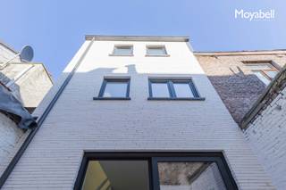 Deze moderne, bijna-energieneutrale nieuwbouwwoning met E-peil 15 is ideaal voor co-housing en bevindt zich op een toplocatie in Gent, vlak bij de Vrijdagmarkt en het historische Patershol.<br />De woning beschikt over 4 slaapkamers, verdeeld over verschillende verdiepingen, een ruime gemeenschappelijke leefruimte met open keuken en een zonnig terras. Daarnaast biedt de multifunctionele ruimte mogelijkheden als coworkingplek, bureau, bibliotheek of extra leefruimte.<br />De slimme indeling combineert gezamenlijk wonen met voldoende privacy. Dankzij de centrale ligging zijn winkels, horeca, cultuur en openbaar vervoer vlot bereikbaar.<br />Een energiezuinige en moderne woning, perfect voor wie samen wil wonen in het hart van Gent.