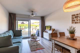 Deze parel ligt in dit autoluw domein direct aan het buitenzwembad waardoor u continu een fijn vakantiegevoel heeft!<br /><br />Indeling: inkomhall met slaaphoek; badkamer met douche, toilet en wastafel; woonkamer met open kitchinette; groot terras.<br /><br />Het pand wordt gemeubeld aangeboden en u heeft bovendien de mogelijkheid om een buitenparking op het domein zelf aan te kopen mits supplement van 22.500€.<br /><br />Deze topper heeft een EPC van 380 (Label D).<br />