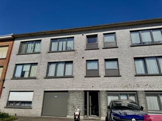 Twee slaapkamer appartement met terras!*info/bezoek? vv@clissenimmo.be*Dit gerenoveerde twee slaapkamer appartement bevindt zich in een rustige doch...
