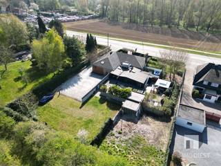Welkom bij een uniek pand in Bekkevoort, een oase van mogelijkheden en elegantie. Deze veelzijdige locatie is ideaal voor ondernemers die op zoek...
