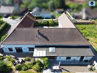 <p><span>AUTHENTIEKE HOEVE WAAR CHARME, RUST EN RUIMTE SAMENKOMEN</span></p><p><span> </span></p><p><span>Richtprijs: 499.000 euro</span></p><p><span> </span></p><p><span>Deze verborgen parel beter bekend als het t Hof van Cremers biedt tal van mogelijkheden en is gelegen in het landelijke Idegem nabij het recreatiedomein de Gavers en kortbij openbaar vervoer.</span></p><p><span> </span></p><p><span>Het biedt +- 525m² aan nuttige oppervlakte, waarvan 200m² aan opslagmogelijkheden en 326m² aan bewoonbare ruimte.</span></p><p><span> </span></p><p><span>De hoeve bestaat uit een inkomhal, zeer ruime authentieke living in 2 delen, vernieuwde volledig uitgeruste keuken, badkamer voorzien van bad, douche en toilet, 4 slaapkamers en polyvalente ruimte/ bureau</span></p><p><span> </span></p><p><span>Boven biedt de ruime zolderruimte voorzien van een recent dak de mogelijkheid tot het creëren van extra slaapkamers.</span></p><p><span> </span></p><p><span>Achteraan is er een aparte ruimte toegankelijk via de woning die de mogelijkheid biedt tot het creëren van een studio, bestaande uit een leefruimte, keuken, badkamer en een slaapkamer.</span></p><p><span> </span></p><p><span>Ideaal voor grote gezinnen, zelfstandigen en inwonende ouders. </span></p><p><span> </span></p><p><span>Aan de zijkant is er gezellige tuin met vijver, die aansluit aan de tuinzone achteraan. </span></p><p><span> </span></p><p><span>Wie houdt van rust, elegantie en authenticiteit is hier aan het juiste adres.</span></p><p><span> </span></p><p><span>Voor meer info of bezoek bel Dylan op 0489/54.69.99 of mail naar <span>dylan@svena.be</span></span></p><p><span> </span></p><p><span>Deze gegevens zijn louter informatief en wij kunnen niet aansprakelijk gesteld worden voor eventuele onjuistheden.</span></p><p><span>De bewoonbare oppervlakte is slechts indicatief.</span></p><p><span> </span></p>