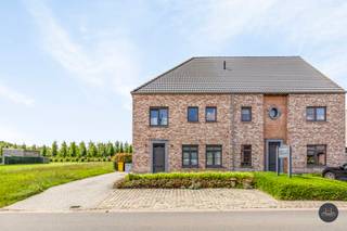 Meer info via 016/199 348 of stephanie.mottie@homixx.be<br /><br />Deze gezellige en mooie woning is gelegen in een rustige straat nabij het centrum van Betekom. Winkels, openbaar vervoer en scholen bevinden zich op wandelafstand.<br /><br />Via de inkomhal met gastentoilet betreedt je de ruime en lichtrijke leefruimte. Aansluitend bevindt zich de open keuken en gezellige veranda. <br />Naast de keuken bevindt zich een handige berging/technische ruimte.<br />Zowel vanuit de leefruimte als keuken heb je een mooi groen zicht op de tuin. Achteraan de tuin heb je toegang tot een wandelpadje dat leidt tot het centrum.<br /><br />Op de eerste verdieping zijn er 3 slaapkamers, waarvan één met dressing, en een badkamer met douche, bad, dubbele lavabo en toilet terug te vinden. <br /><br />De zolderverdieping biedt nog extra stockageruimte. <br /><br />Bovendien is de woning uitgerust met zonnepanelen en een laadpaal! <br /><br />De woning is beschikbaar vanaf 1 oktober 2026.<br /><br />Kom snel deze instapklare woning ontdekken en maak je afspraak via 016/199 348 of stephanie.mottie@homixx.be!