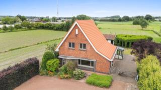 <p>Unieke landwoning verscholen tussen de weilanden in Sint-Kruis-Winkel op een perceel van 6.810m².</p><p>Bewoners genieten hier van optimale rust en privacy in een aangenaam groen kader.</p><p>Geen rechtstreekse buren of eigendommen die aanpalen.</p><p></p><p>Via een elegante oprijlaan van 40m komt u aan de woning zelf.</p><p>Mits enige (energetische) renovatie is deze woning om te toveren naar een comfortabel landhuis.</p><p>Huidige indeling : inkomhal, woonruimte, keuken, badkamer, achterinkom, veranda, kelder, 3 slaapkamers, voute en zolder.</p><p>Gezellige achtertuin bereikbaar via de veranda met terras, tuinberging en pergola.</p><p>Rechts van de oprit bevindt zich een schuur met een nuttige oppervlakte van 140m².</p><p>Deze schuur kan na een opknapbeurt heel diverse bestemmingen verkrijgen : opslagplaats, polyvalente ruimte, garage, ...</p><p></p><p>Benieuwd om het potentieel van deze eigendom te ontdekken?</p><p>Plan uw bezoek in telefonisch (09/258.13.13) of via mail (verkoop@vastgoeddevos.be)</p>