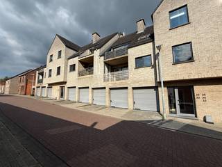 Instapklaar afgewerkt appartement gelegen op een goede locatie in Temse. Het appartement omvat: Keuken;Ruime living met veel lichtinval; 2...