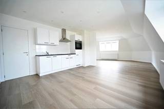 Op slechts 300m van de zeedijk van Blankenberge en op wandelafstand van alle nodige voorzieningen, bevindt zich achter deze authentieke gevel residentie Nona. <br />Op de 3e verdieping, tevens ook de bovenste verdieping van dit authentiek hoekgebouw vinden we dit modern twee slaapkamer appartement terug. Deze werd volledig gerenoveerd in 2022 en voldoet hiermee aan alle hedendaagse normen.<br /><br />Dit lichtrijk appartement omvat een inkomhal, ruime woonkamer met open volledig ingerichte keuken, twee slaapkamers, badkamer met inloopdouche en wastafel en apart toilet.<br />Dit privatief beschikt eveneens nog over een kelderberging.