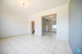 Ontdek deze verder op te frissen eengezinswoning met 4 slaapkamers en uitweg achteraan. De woning beschikt over een bewoonbare oppervlakte van 164...