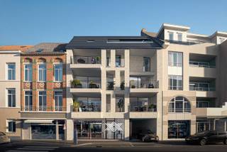 Dit tweeslaapkamer appartement van 77 m² op de derde verdieping beschikt over een lichtrijke eet- en leefruimte met rechtstreekse toegang tot het zuidwestelijk georiënteerd terras (9 m²), een open keuken met kookeiland, een praktische berging, twee slaapkamers, een afzonderlijk toilet en een badkamer uitgerust met een dubbele lavabo, een inloopdouche en de aansluiting voor een droog- en wasmachine. Het appartement voldoet aan de strenge energienormen dankzij de voorziening van zonnepanelen, een individuele centrale verwarming met een lucht-waterwarmtepomp en vloerverwarming, een balansventilatie type D met warmterecuperatie. <br /><br />De residentie telt zes appartementen, elk voorzien van een ruim zuidwest-georiënteerd terras. Daarnaast is er één commerciële ruimte beschikbaar. Voor het gemak van de bewoners biedt de residentie carports en overdekte fietsparkeerplaatsen in het gemeenschappelijke binnengebied. <br /><br />De ligging biedt een fijne balans tussen rust en stedelijke dynamiek. Op wandelafstand vind je de Coupure, het Groenevalleipark en de Watersportbaan, ideaal voor ontspanning en buitenactiviteiten. Tegelijkertijd biedt het nabijgelegen stadscentrum een breed aanbod aan restaurants, winkels en culturele voorzieningen. De residentie is goed bereikbaar, zowel met de wagen via de R40 en R4 als met het openbaar vervoer. Meerdere bus- en tramhaltes in de buurt zorgen voor snelle verbindingen door de stad.