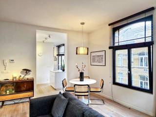 <p>Het appartement is gelegen op de tweede verdieping van een karaktervol art-nouveau hoekgebouw en weet meteen te overtuigen dankzij de ruime, lichte leefruimtes en de mooie originele elementen. De combinatie van een authentieke houten parketvloer, maar liefst acht grote raampartijen en hoge plafonds creëert een bijzonder aangename en riante woonbeleving.</p>
<p>U betreedt het appartement via de ruime en lichtrijke woonkamer, die dankzij de grote raampartijen geniet van een aangename natuurlijke lichtinval. Vanuit de woonkamer heeft u toegang tot het gezellige terras aan de straatzijde.</p>
<p>Aansluitend bevindt zich de stijlvolle keuken, afgewerkt met een Carrara-marmeren werkblad en voorzien van een oven, inductiekookplaat, koelkast, diepvries, vaatwasser en kookeiland met spoelbak. Verder beschikt het appartement over een slaapkamer, een badkamer met douche en lavabo, een apart toilet en een praktische ruimte voor wasmachine en droogkast.</p>
<p>Gemeenschappelijke kosten bedragen € 30 per maand. Nutsvoorzieningen zijn apart en komen op naam van de huurder.</p>
<p>Beschikbaarheid: Onmiddellijk</p>