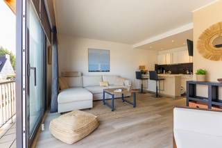 <p>Charmant appartement in Sint-Idesbald met breed lateraal zeezicht en balkon.</p>

<p> </p>

<p>Dit recent gerenoveerde appartement bevindt zich in het centrum van Sint-Idesbald, op wandelafstand van de zee, winkels en openbaar vervoer. Dankzij het brede laterale zeezicht geniet u dagelijks van een open en aangenaam zicht op het water. Het appartement beschikt over een praktische indeling met een lichtrijke leefruimte, slaaphoek en een gezellig balkon waar u volop van de zeelucht kunt genieten. Eeen uitgeruste keuken met combi-oven, vaatwasser en frigo. De centrale ligging in een toeristische zone maakt dit pand interessant als tweede verblijf of investering aan de kust. Een instapklaar appartement op een gegeerde locatie nabij strand en duinen.<br />prijs is inclusief meubelen!<br />Tevens is het appartement beschikbaar via de ondergrondse garage (perfect voor laden en lossen) ! </p>

<p>Belangrijkste ruimtes:<br />• Lichtrijke living met aangenaam lateraal zeezicht<br />• Functionele keuken<br />• Slaaphoek geïntegreerd in de leefruimte<br />• Badkamer met praktische indeling<br />• Apart toilet<br />• Berging voor extra opbergruimte<br />• Balkon om te genieten van de buitenlucht en het uitzicht<br />• Inkomhal met vlotte toegang tot de verschillende ruimtes</p>

<p> </p>

<p>Troeven:<br />• Breed lateraal zeezicht<br />• Recent gerenoveerd appartement<br />• Balkon op topligging nabij zee en centrum</p>

<p> </p>

<p>Neem vandaag nog contact op met je ERA-makelaar voor een bezoek.</p>

<p> </p>

<p>JOUW DROOMAPPARTEMENT. ZO GEVONDEN!</p>