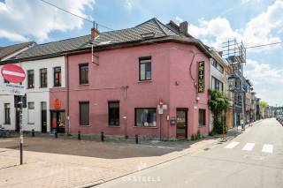 À la recherche d'une maison spacieuse, pleine de caractère et aux multiples possibilités ? Cette maison d’angle clé en main (répertoriée...