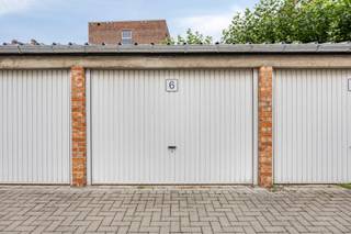 Deze garagebox (box 6) bevindt zich op een absolute topligging in het centrum van Leuven. In een buurt waar parkeergelegenheid bijzonder schaars is, vormt dit een uitstekende investerings- én gebruikskans.<br /><br />De garageboxen zijn achterin gelegen en maken deel uit van een verzorgd geheel van 18 garageboxen en 1 staanplaats. Ideaal voor wie een veilige en vlot bereikbare parkeer- of opslagruimte zoekt. De daken werden recent volledig vernieuwd. <br /><br />Interesse of meer informatie?<br />0474 386393<br />lotte@immogve.be