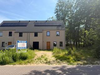 Energiezuinige, instapklare nieuwbouwwoning op 1.120 m² grond op aangename ligging in Schoten. <br /><br /><u><strong>Indeling van de woning:</strong></u><br /><u>Gelijkvloers: +/- 73.5 m².</u><br />Inkomhal met afzonderlijk toilet en trap naar de bovenliggende verdiepingen.<br />Grote berging.<br />Living met grote ramen uitgevend op de tuin<br />Open keuken<br />Tuin. <br /><u>Eerste verdieping: +/- 73.5 m².</u><br />Nachthal met vaste trap naar de zolder.<br />Slaapkamer 1 met mogelijkheid tot dressing.<br />Slaapkamer 2.<br />Slaapkamer 3.<br />Badkamer 1 met wastafel met meubel en ligbad.<br />Badkamer 2 met wastafel met meubel en inloopdouche (ensuite aan de masterbedroom).<br />Afzonderlijk toilet.<br /><u>Tweede verdieping: +/- 40 m². </u><br />Deze verdieping kan ingericht worden als extra slaapkamer, bureel of multifunctionele ruimte.<br /><br />De woning wordt verkocht deels onder registratie en deels onder BTW. Grondwaarde onder 12% registratie en bouwwaarde onder 21% BTW.<br />Plan beschikbaar op aanvraag.<br /> 