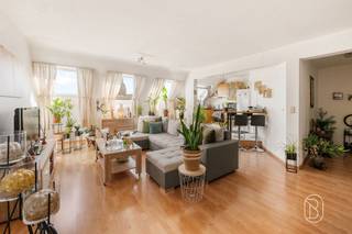 <p>RUIM & INSTAPKLAAR APPARTEMENT VAN 100 M² MET PRIVATIEVE PARKING EN KELDER</p><p>Ontdek dit prachtige en instapklare appartement van maar liefst 100 m², gelegen op de vijfde verdieping op een uiterst centrale locatie, midden in de winkelstraten van Ronse.</p><p>Het appartement biedt een aangenaam gevoel van ruimte en comfort en omvat een inkomhal, een ruime en lichtrijke leef- en eetruimte, een volledig ingerichte keuken, praktische berging, nachthal, 2 ruime slaapkamers, badkamer met ligbad en dubbel lavabomeubel, apart toilet en een grote wasruimte.</p><p>Een belangrijke extra troef is de privatieve parkeerplaats, samen met een private kelderberging.</p><p>Dankzij de centrale ligging bevinden winkels, horeca, openbaar vervoer en alle dagelijkse voorzieningen zich op wandelafstand.</p><p>Het appartement is momenteel verhuurd en biedt een aantrekkelijk rendement, waardoor het eveneens bijzonder interessant is als investering.</p><p>✨ Ruim, comfortabel, instapklaar én centraal gelegen: een bezoek is absoluut de moeite waard!</p>