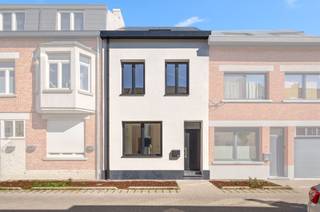 Deze instapklare woning met mooie gevel (wit pleisterwerk van Baumit) werd dit jaar totaal vernieuwd, met kwaliteitsvolle, prijzige materialen en...