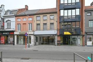 Deze erg centraal gelegen handelsruimte met bijhorende woonst in centrum Izegem geniet o.a. van vier slaapkamers, voldoende stockagemogelijkheden...