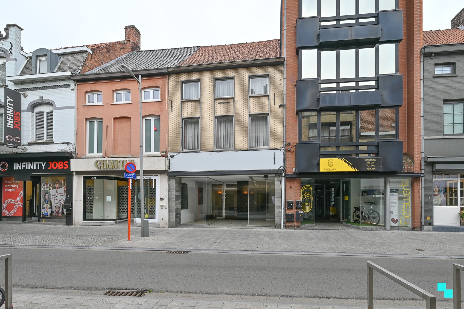 Centraal gelegen handelsruimte met bijhorende woonst en leuke stadstuin te Izegem - foto 1