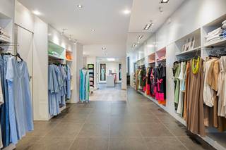Rez-de-chaussée : espace commercial fini de haute qualité (~200 m²) :<br />le rez-de-chaussée abrite actuellement un magasin de vêtements qui fonctionne bien. La poursuite est possible, mais l'espace se prête à de nombreuses utilisations commerciales.<br />Il y a une pompe à chaleur moderne (refroidissement/chauffage), un espace de bureau séparé, des rangements pratiques, des toilettes pour les clients et une terrasse extérieure confortable où les clients peuvent prendre un verre.<br /><br />Étage +1 : appartement lumineux<br />Au-dessus de la boutique se trouve un appartement joliment rénové, prêt à emménager, avec une grande terrasse attenante à la cuisine :<br />Salon avec placards intégrés et cheminée encastrée confortable, une cuisine personnalisée entièrement équipée, une buanderie/débarras pratique, 1 chambre spacieuse et une salle de bain moderne avec douche à l'italienne et lavabo intégré<br />Sous-sol.<br /><br />Potentiel supplémentaire<br />Un escalier fixe mène au grenier spacieux. Il peut être davantage isolé et fini, parfait pour créer plusieurs chambres supplémentaires ou une salle de loisirs.<br /><br />En bref : une opportunité unique, prête à emménager, dans un établissement de premier plan à Poperinge. Idéal pour ceux qui souhaitent combiner vie et travail ou qui recherchent un investissement intelligent !<br /><br />Registre des mesures: non<br /><br />Les images générées par l’IA sont fournies en guise d'inspiration. Elles ne tiennent pas compte des spécifications techniques, ni des renseignements urbanistiques, ni des possibilités concrètes de réalisation.