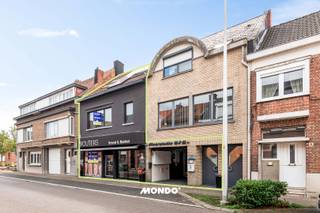 Op zoek naar een eigendom waar wonen en werken naadloos gecombineerd kunnen worden? Dan zal deze instapklare handelswoning met een bruikbare vloeroppervlakte van maar liefst 426 m² u zeker verrassen.<br /><br />Dankzij de centrale ligging, op wandelafstand van scholen, openbaar vervoer en het gemeentehuis, geniet deze eigendom van een uitstekende bereikbaarheid en zichtbaarheid. Het pand omvat momenteel een bakkerij en een kapperszaak, maar leent zich dankzij de veelzijdige indeling perfect voor tal van andere commerciële of professionele activiteiten.<br /><br />Achter de handelsruimtes bevindt zich een verrassend ruime woonst die uitblinkt in comfort, licht en leefruimte. Op het gelijkvloers vindt u een lichtrijke leefruimte van 64 m² met aansluitend een volledig ingerichte keuken, wasplaats en badkamer. Via de leefruimte heeft u toegang tot een zonnig terras en een volledig afgesloten tuin met jacuzzi, waar u in alle rust kunt genieten. De garage met sectionaalpoort zorgt bovendien voor extra comfort en praktische bergruimte.<br /><br />De eerste verdieping beschikt over vier slaapkamers. één slaapkamer achteraan het gebouw en 3 slaapkamers aan de voorzijde waaronder een ruime master bedroom en een tweede badkamer uitgerust met zowel een bad als een douche.<br /><br />Op de tweede verdieping bevindt zich een tweede volwaardige leefruimte met open keuken en toegang tot een zonnig terras. Deze verdieping biedt tal van mogelijkheden, zoals een kangoeroewoning, praktijkruimte, bureau aan huis of extra woonruimte voor een groot gezin.<br /><br /> Troeven<br /><br />✔ Bruikbare vloeroppervlakte van 426 m²<br />✔ Combinatie van wonen en werken mogelijk<br />✔ Twee handelsruimtes met tal van mogelijkheden<br />✔ Vier slaapkamers<br />✔ Twee ruime leefruimtes<br />✔ Twee keukens en twee badkamers<br />✔ Garage met sectionaalpoort<br />✔ Zonnige terrassen en afgesloten tuin met jacuzzi<br />✔ Veel lichtinval dankzij lichtkoepels en grote raampartijen<br />✔ 24 zonnepanelen en warmtepompen<br />✔ Energiezuinig met EPC-label C<br />✔ Asbestveilig<br /><br />Interesse? <br />Neem vandaag nog contact op voor meer informatie of een bezoek ter plaatse!