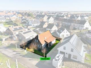 Deze sfeervolle villa uit 1998 is gelegen op een perceel van 445 m², op wandelafstand van het centrum van De Haan. Dankzij de open bebouwing,...