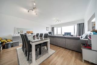 <p><span>We Invest heeft het genoegen u dit appartement in uitstekende staat voor te stellen, gelegen op een steenworp afstand van het Scheutbospark. De ligging is strategisch, met onmiddellijke nabijheid van het openbaar vervoer en alle voorzieningen. Het appartement heeft een oppervlakte van meer dan 110 m² en bevindt zich op de 23e verdieping, met een prachtig uitzicht op het stadscentrum en aan de achterzijde op een groen park.</span></p>
<p><span>Het gebouw wordt zeer goed beheerd (schoonmaak, conciërge, ...). Het appartement is als volgt ingedeeld: inkomhal, lichtrijke woonkamer, ingerichte keuken, terras aan de voorgevel, nachthal, toilet, twee ruime slaapkamers waarvan één met terras aan de achtergevel, badkamer met ligbad en douche.</span></p>
<p><span>Een kelder vervolledigt dit pand, evenals een afgesloten garagebox (+ €25.000). Het appartement is niet energieverslindend (EPC D).</span></p>
<p><span>Info en bezoeken: </span><span>maxime.l@weinvest.be</span><span> | 02 315 77 22</span></p>