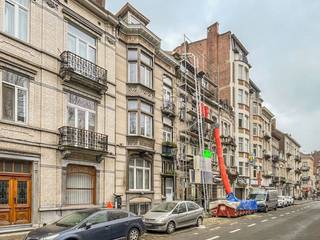 Bezoeken + Info: 0493/209756<br />Een uitstekend gelegen woning van 375m².<br /> <br />GEBOUW:<br />-1 (60m²): 2 slaapkamers, nachthal, badkamer, living, keuken;<br />Gelijkvloers: inkomhal;<br />Eerste verdieping (105m²): 2 slaapkamers, nachthal, badkamer, living, keuken, terras en tuin + 1 slaapkamer, badkamer, keuken;<br />Tweede verdieping (85m²): 1 slaapkamer, badkamer, living, keuken + 1 slaapkamer, badkamer, keuken;<br />Derde verdieping (55m²): 1 slaapkamer, badkamer, living, keuken;<br />Vierde verdieping (60m²): 1 slaapkamer, badkamer, living, keuken + 2 slaapkamers, badkamer, keuken.<br /><br />Buitenschrijnwerk PVC dubbel glas - Verwarming met gaskachels<br />8 individuele tellers water, elektriciteit, gas<br />Perceeloppervlakte: 1a 95ca - K.I.: 1.789 EUR<br />Huurinkomsten: 5100€/maand<br /><br />Stedenbouwkundige inlichtingen in aanvraag.