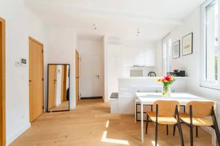 Wonen op een toplocatie in Antwerpen? Dit charmante appartement in de rustige Bollandusstraat biedt de perfecte balans tussen stadsleven en comfort. Gelegen op de tweede verdieping, op wandelafstand van het bruisende Zuid en de levendige Theaterbuurt, vormt dit de ideale uitvalsbasis voor stadsliefhebbers.<br /><br />De lichtrijke leefruimte straalt een aangename rust uit, dankzij de grote raampartijen en een slimme, open indeling.<br />De moderne keuken is volledig uitgerust en nodigt uit tot gezellig koken en tafelen.<br /><br />Achteraan het appartement bevindt zich een balkon waar je in alle privacy kan genieten.<br /><br />De ruime slaapkamer heeft directe toegang tot een smaakvolle badkamer.<br />Deze is ingericht met een ruime inloopdouche en een eigentijdse lavabo, afgewerkt met neutrale materialen die zorgen voor een rustige uitstraling.<br /><br />Tot slot is er nog een handige Kelderberging voorzien.<br /><br />Het gebouw en het appartement hebben een totaalrenovatie gehad in 2021.<br /><br />Dankzij de centrale ligging woon je hier te midden van alles wat Antwerpen te bieden heeft: cultuur, gastronomie, winkels en openbaar vervoer.<br /><br />Huurprijs: 995,00 EUR/maand<br />Kosten: 65,00 EUR/maand<br />Beschikbaar: 01/09/2026<br />Staat: niet bemeubeld<br /><br />Interesse?<br />Contacteer LISTED +32 3 283 51 51