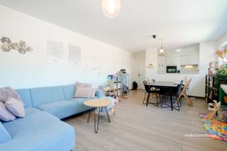 Op een rustige en aangename locatie bevindt zich dit verzorgde appartement van 87 m², gelegen op de tweede verdieping van een mooie residentie uit 1999.<br /><br />Bij het binnenkomen verwelkomt de inkomhal u met een apart gastentoilet en een ruime, praktische berging. De lichtrijke leefruimte biedt plaats aan een gezellige zit- en eethoek en geniet van een aangenaam uitzicht op het omliggende groen. Van hieruit heeft u toegang tot het terras, waar het heerlijk vertoeven is.<br /><br />De open keuken sluit mooi aan op de leefruimte en is uitgerust met de nodige toestellen.<br /><br />Achteraan het appartement bevinden zich twee volwaardige slaapkamers, waarvan één beschikt over een eigen terras. Zo geniet u zowel voor- als achteraan van een fijne buitenruimte. Uiteraard is er ook de badkamer met bad en lavabo. <br /><br />Een bijkomende troef zijn de twee staanplaatsen die bij het appartement horen. Daarnaast beschikt de residentie over een gemeenschappelijke fietsenberging.<br /><br />Ook de ligging is bijzonder praktisch. Dankzij de nabijheid van de Blauwe Brug bereikt u vlot het centrum van Mariakerke en geniet u tegelijk van een rustige woonomgeving.<br /><br />Graag tot binnenkort.