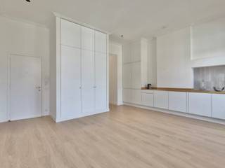 Tussen de Zavel en het Egmontpark, dit charmant appartement van 56m² (volgens EPB) voor, gelegen op de 2de verdieping van een gebouw zonder lift, Rue des Minimes 54 in Brussel. De geoptimaliseerde indeling en de mooie volumes maken er een aangename en functionele leefruimte van. Het appartement bestaat uit een lichtrijke leefruimte met volledig uitgeruste open keuken van 30 m², een slaapkamer van 12 m², een douchekamer en een aparte toilet. Een terras van 7 m² sluit aan op de slaapkamer aan de achterzijde, terwijl een klein balkon de voorgevel siert. De verwarming is individueel op gas en het appartement beschikt overal over dubbel glas. De maandelijkse kosten bedragen €90 (provisie voor de gemeenschappelijke kosten en het privatief waterverbruik). Zeker te bezoeken.
