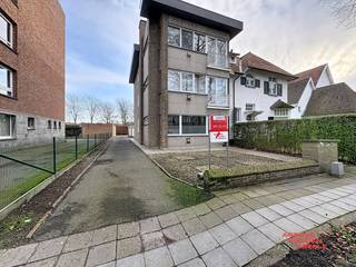 Deze ruime garagebox is gelegen tussen Gistelse Steenweg – Centrum Brugge – grensscheiding met de gemeente Sint-Michiels en Expressweg. De hoofdassen zijn weliswaar de Gistelse Steenweg en de Torhoutse Steenweg.<br />Kortom een ideale ligging voor een gesloten garagebox.<br />Er is geen verlichting of elektriciteit aanwezig in de garagebox.