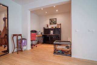 Op een ideale locatie, aan de Avenue Winston Churchill 248 in Ukkel, op een steenworp afstand van het Bos van de Cambre, biedt TREVI u een appartement met 3 slaapkamers op de 2e verdieping aan. Ongeveer 165 m² bestaande uit: een inkomhal met opbergruimte, een grote woonkamer, een eetkamer, een volledig uitgeruste keuken, een nachthal, drie slaapkamers, twee badkamers en een terras. In de kelder: kelderruimte + afgesloten garagebox maken deel uit van de huur. Huurprijs: 2.410 € / maand + 310 € voorschot op de gemeenschappelijke kosten voor het gebouw (eigen verwarming, warm en koud water, evenals voor het onderhoud en het verbruik van de gemeenschappelijke ruimtes). EPB: F (288 kWh/m²/jaar en 58CO2/m²/jaar). Beschikbaar vanaf 01/08/2026 voor een gewenste huurperiode van 3 jaar of langer. Meer informatie en bezichtiging via e-mail LMEERT@TREVI.be of telefonisch op 0477 57 98 87.