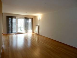 Genk, Jan Habexlaan 7 bus 22: Ruim en degelijk appartement appartement met 2 slaapkamers, ondergrondse autostaanplaats en zuidgericht terras.<br /><br />Het appartement is gelegen op de 2de verdieping, goed onderhouden en instapklaar.<br /><br />De bewoonbare oppervlakte bedraagt 120m² en het appartement is als volgt ingedeeld:
<ul>
	<li>Ruime inkomhal</li>
	<li>Gezellige woonkamer met parketvloer (oppervlakte: 42,90m²)</li>
	<li>Berging / wasplaats</li>
	<li>Ingerichte keuken met ingebouwde toestellen (kookplaat, dampkap, vaatwasmachine, combi-oven, koelkast en kleine diepvries)</li>
	<li>Badkamer met een ligbad, douche en een badkamermeubel</li>
	<li>Apart toilet</li>
	<li>Twee ruime slaapkamers (opp.: 14,70m² en 10,80m²)</li>
</ul>
<br />Bij het appartement hoort één ondergrondse autostaanplaats en een zuidgericht terras (opp: ± 10m²)<br /><br />Dit appartement is beschikbaar vanaf 01/12/2026 en plaatsbezoeken kunnen ingepland worden na afspraak via ons kantoor.<br /><br />Contacteer ons via info@jurimex.be of 089 30 87 00