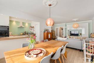 Gerenoveerd appartement met 2 slk, terras en garagebox te Lier.Algemeen:- Gerenoveerd in 2016- Gelegen nabij het centrum van Lier, winkels, scholen,...