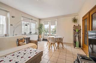 Graag bieden wij u dit appartement aan met staanplaats/open garage te Halle, op de 1ste verdieping. Het appartement werd als volgt ingedeeld:...