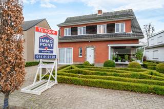 Te renoveren gezinswoning met 4 slaapkamers, rustig gelegen nabij het centrum van Vlimmeren.INDELINGWe betreden deze woning via de inkomhal (9,11m²)...